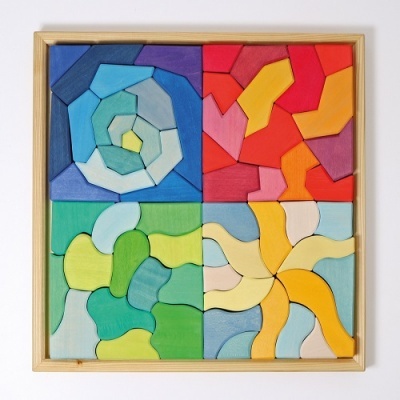 Quebra-cabeças colorido de madeira com padrões abstratos em moldura de madeira clara.