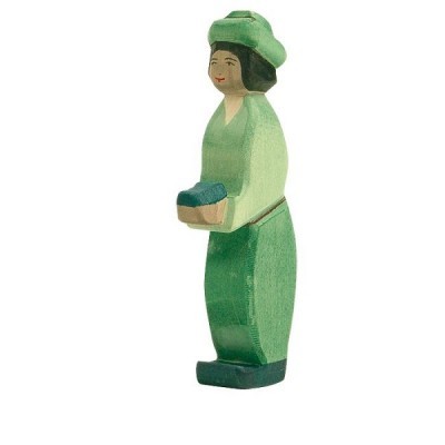 Figura de madeira de mulher com vestido verde segurando um objeto azul