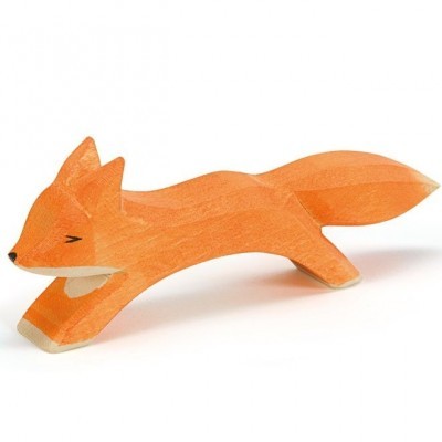 Escultura de raposa em madeira laranja em posição de corrida