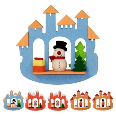 Castelo decorativo em madeira com boneco de neve, árvore e caixas coloridas