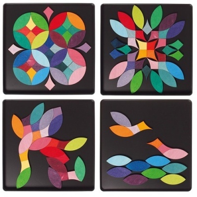 quatro azulejos quadrados pretos com padrões coloridos geométricos