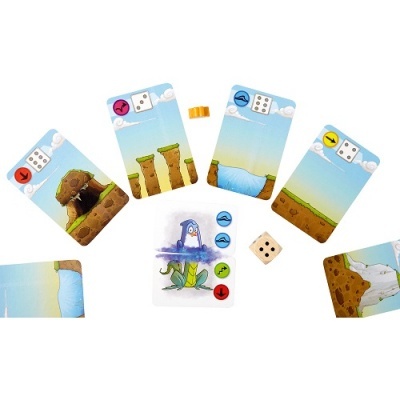 Cartas de jogo com ilustrações de natureza, dado de madeira e token amarelo