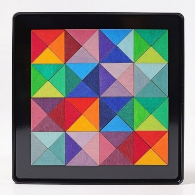 Quebra-cabeças quadrado de peças de madeira coloridas em moldura preta