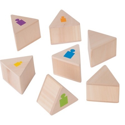 Blocos de madeira triangulares com símbolos coloridos