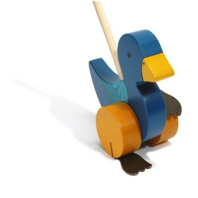 Brinquedo de empurrar de madeira azul em forma de pato com rodas laranja