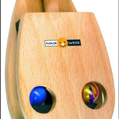 Objeto de madeira com duas bolas coloridas e etiqueta NASE WEISS