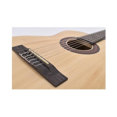 Guitarra clássica em madeira clara com ponte preta e cordas de nylon