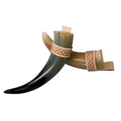 Dois chifres decorativos com detalhes esculpidos em madeira e padrão entrelaçado