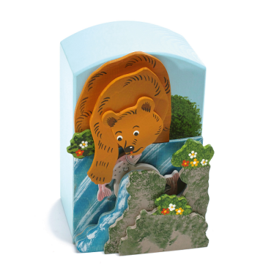 Figura decorativa de urso a apanhar peixe numa cascata