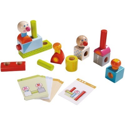 Brinquedo educativo de madeira com peças coloridas e cartões de instruções