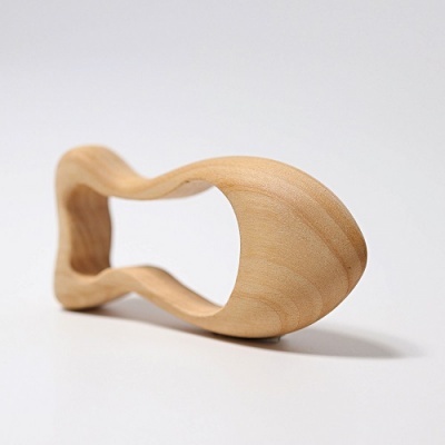 Objeto de madeira clara curva sobre fundo branco