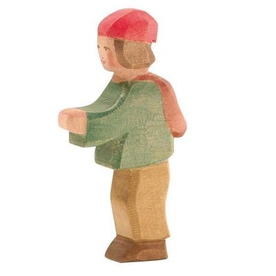 Figura de madeira pintada de criança com camisa verde e gorro vermelho