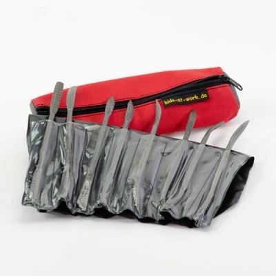 Estojo vermelho e organizador de divisórias em plástico transparente com alças cinzentas