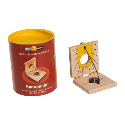 Relógio de sol em madeira com recipiente vermelho e amarelo