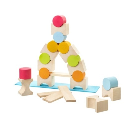 Conjunto de blocos de madeira coloridos empilhados sobre base azul