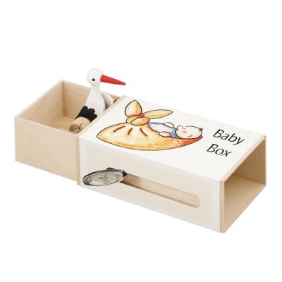 Caixa de madeira Baby Box com tampa ilustrada e figura de cegonha em madeira