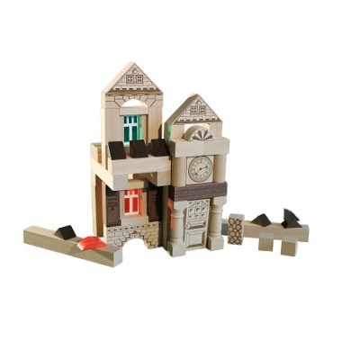 Blocos de construção de madeira formando casa com detalhes coloridos e relógio desenhado