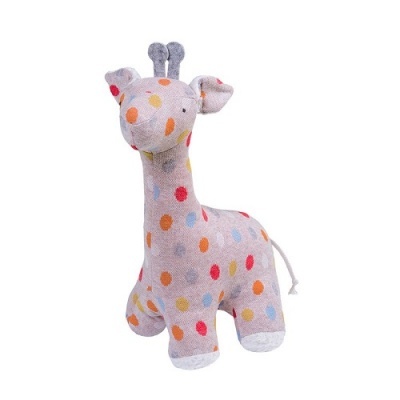 Pelúcia de girafa rosa com manchas coloridas em fundo branco