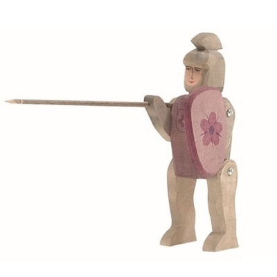 Figura de guerreiro de madeira com escudo cor-de-rosa e lança
