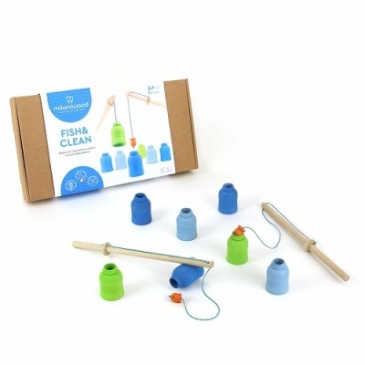 Jogo de pesca em madeira com peixes azuis e verdes e varas de pesca de madeira