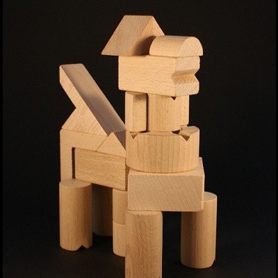figura abstrata feita de blocos de madeira