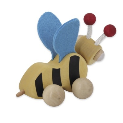 Brinquedo em madeira em forma de abelha com asas azuis e rodas.