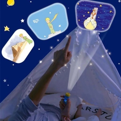 Projecções do Pequeno Príncipe em teto com tenda branca e mão a indicar