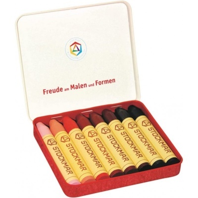 Estojo de giz de cera Stockmar com 8 cores em tons vermelhos, castanhos e preto.