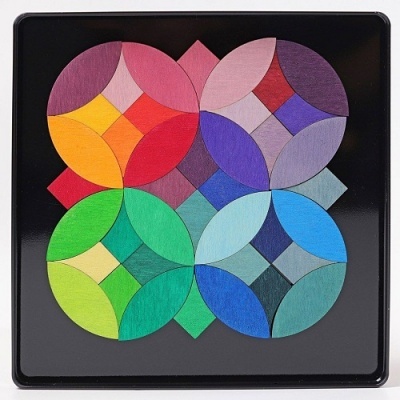 Quebra-cabeça de madeira colorido com peças circulares e pétalas em base preta