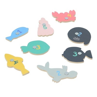 Peças de madeira coloridas em formas de peixes e formas marinhas com números e ímans