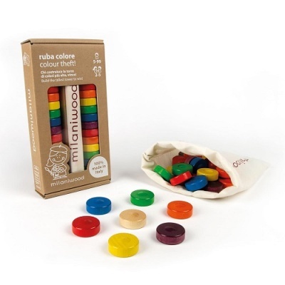 Peças coloridas de madeira da Milano Wood com embalagem e saco de tecido branco