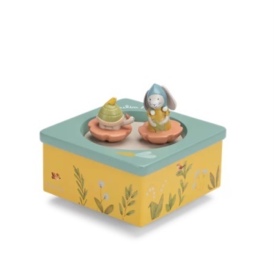 Caixa de música decorativa em madeira com figuras de coelho e caracol