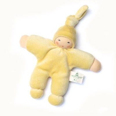 Boneco de peluche amarelo com roupa e gorro, tag NANCHEN NATUR