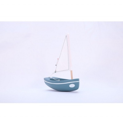 Barco de vela de madeira azul e branco em fundo branco