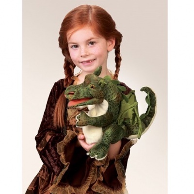 Menina ruiva segurando peluche de dragão verde