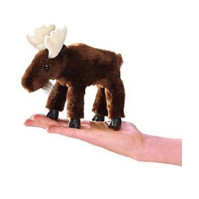 Pelúcia pequena em forma de alce castanho com chifres brancos na mão