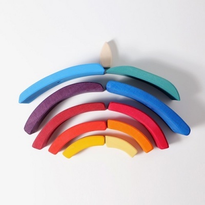 Conjunto de arcos empilháveis de madeira coloridos sobre fundo branco