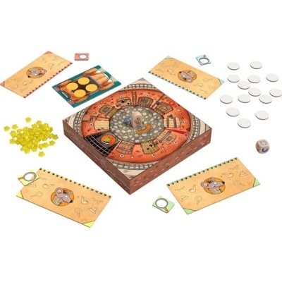 Jogo de tabuleiro com cartas coloridas, peças e dado numa mesa branca