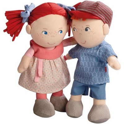 Duas bonecas de pano vestidas, menina e rapaz, com cabelo ruivo e roupas coloridas.
