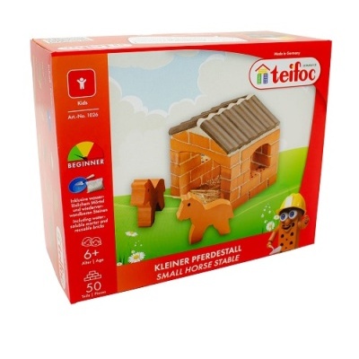 Caixa do jogo de construir pequeno estábulo para cavalos Teifoc com peças castanhas, telhado cinzento e figuras de cavalos