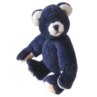 Ursinho de peluche azul escuro com detalhes creme