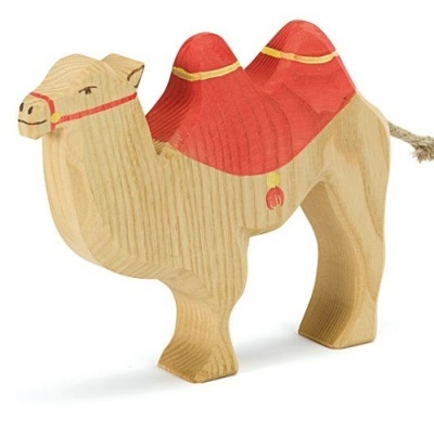 Brinquedo de camelo em madeira clara com sela vermelha.