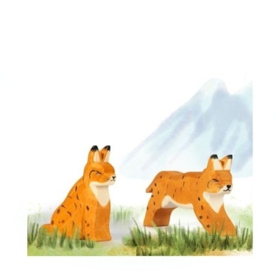 Dois bonecos de linces de madeira, um sentado e outro em pé numa paisagem com relva e montanha ao fundo