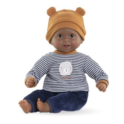 Boneco bebé com camisola às riscas, calças azuis e gorro castanho