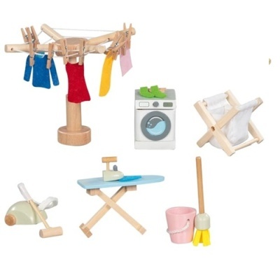 Conjunto de brinquedo em madeira com utensílios de limpeza e roupa colorida para estendal