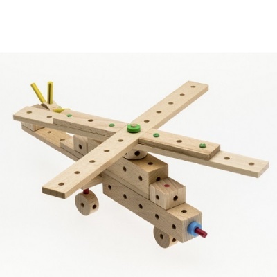 Modelo de helicóptero de madeira com pinos coloridos sobre fundo branco