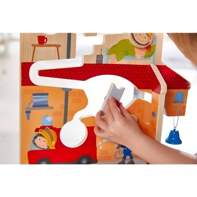 Brinquedo de madeira colorido com figuras infantis e peças de encaixe.