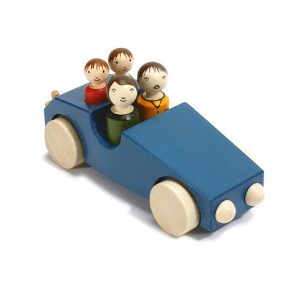 Carro de brinquedo azul em madeira com quatro bonecos de madeira