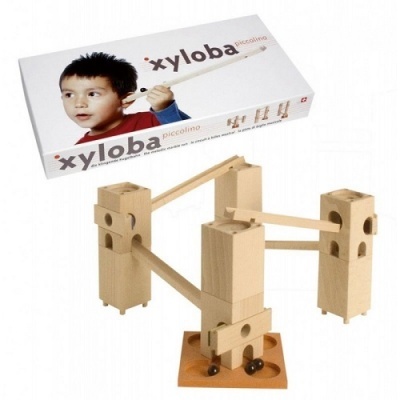 Jogo de construção de madeira xyloba piccolino com embalagem ao fundo