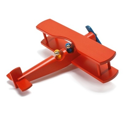 Brinquedo de avião biplano de madeira vermelho com duas figuras pequenas piloto